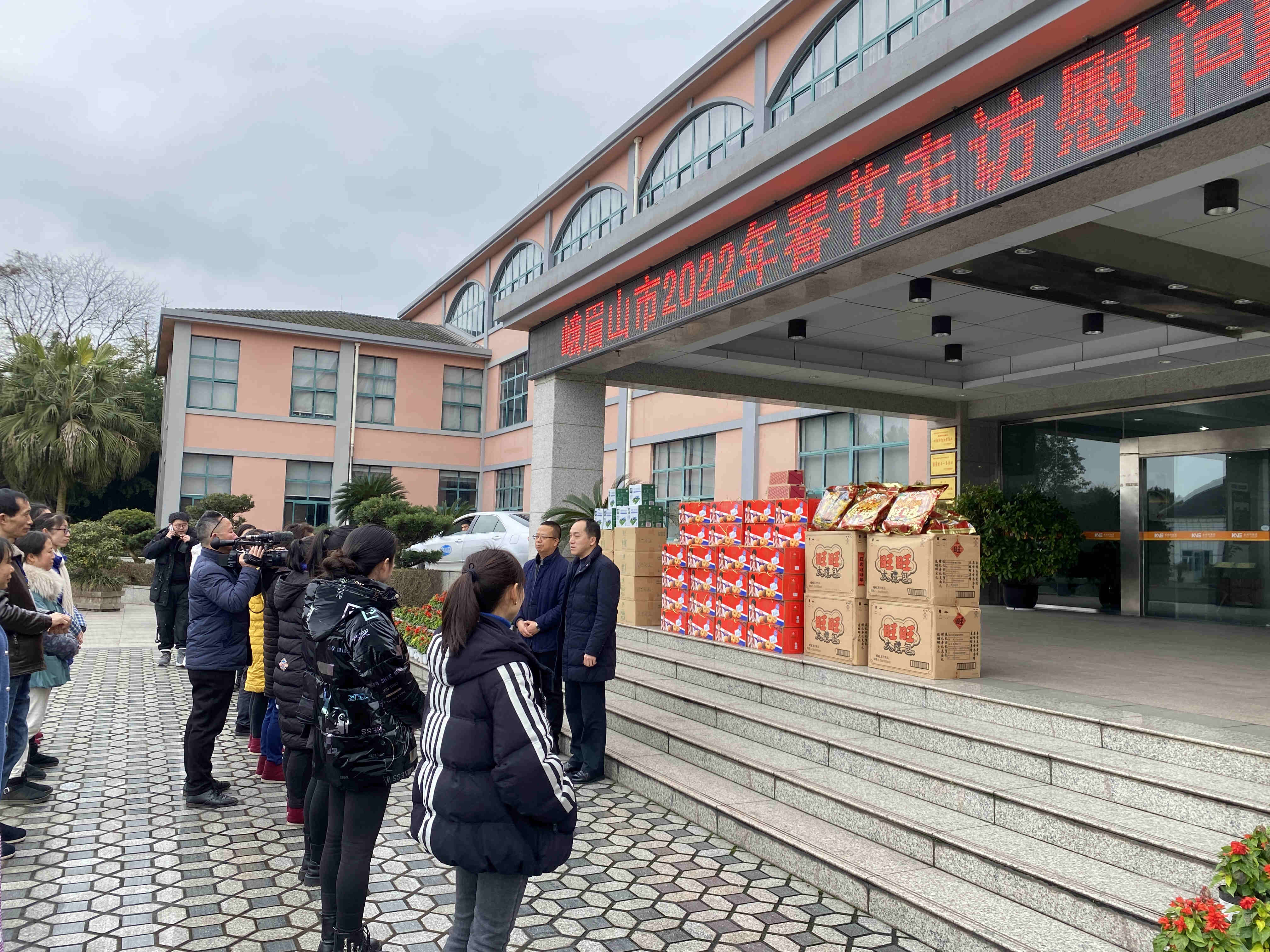 峨眉山市总工会、、、人社局开展送温暖